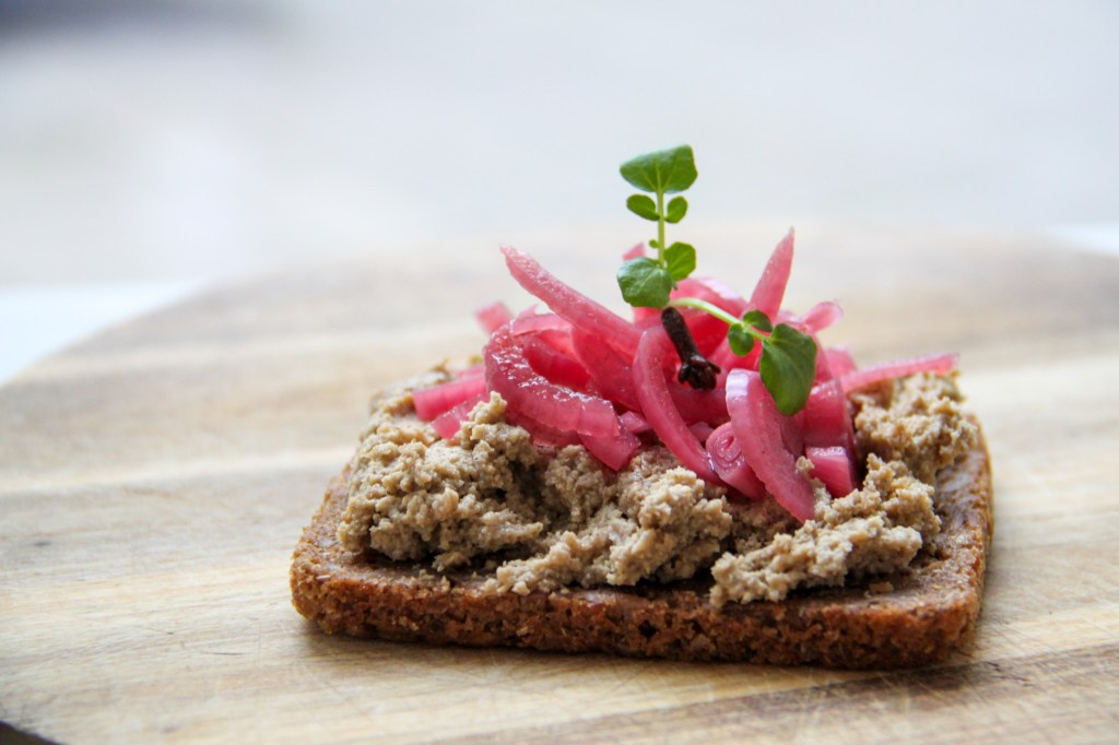 Syltede rødløg med allehånde, nellike & kanel