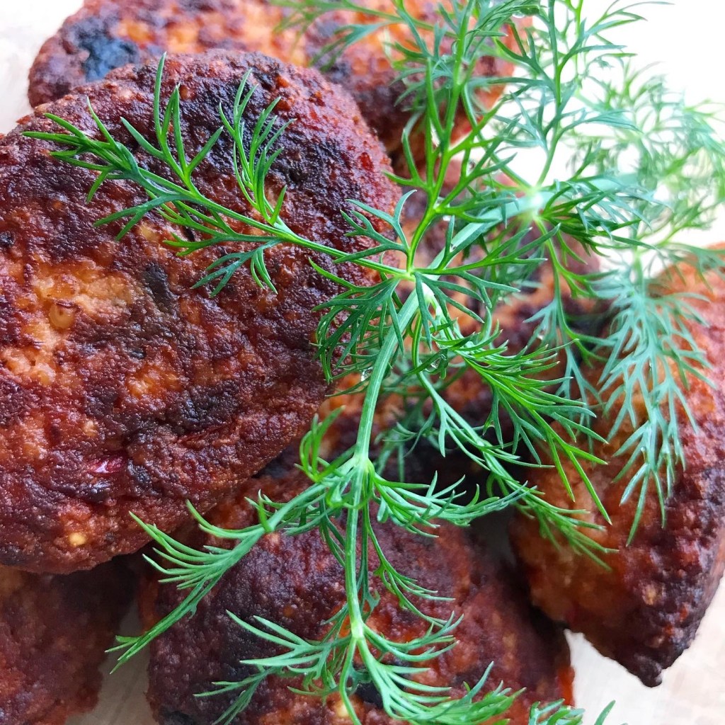 Frikadeller med oliven & rød peber