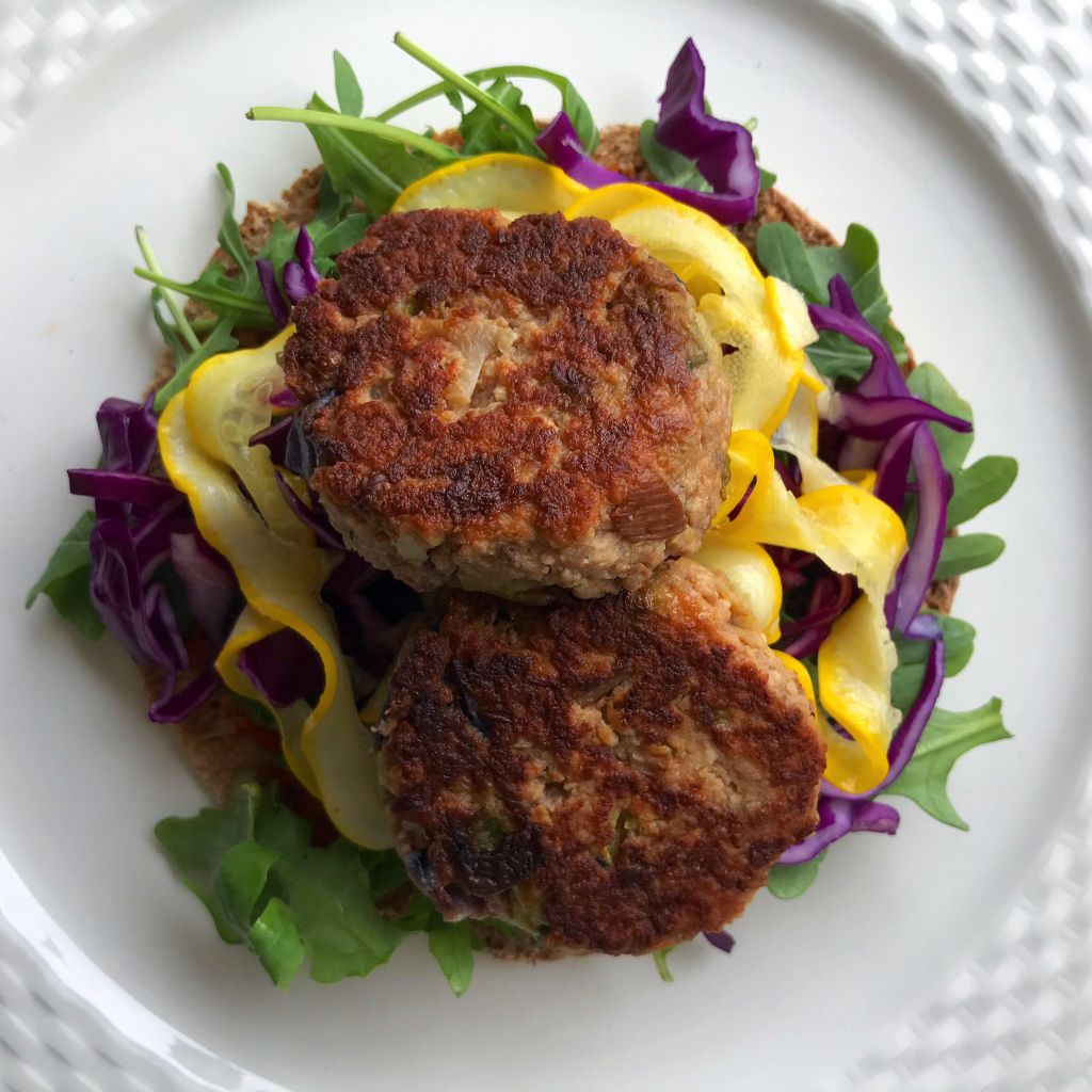 Tofu-frikadeller med rosenkål & lilla spidskål